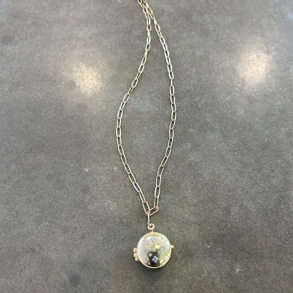 Elegant Gold Pendant locket Necklace.